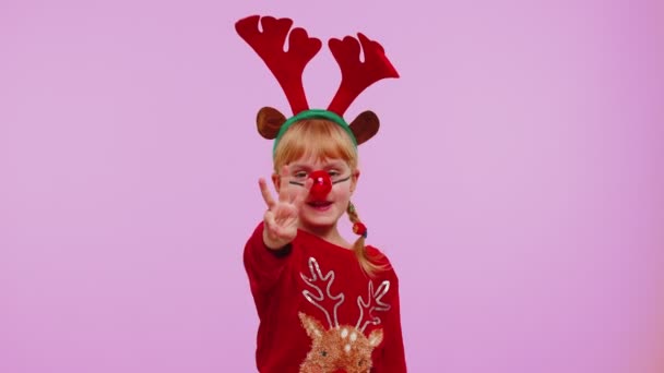 圣诞假期庆祝倒数计时，女孩倒数第5位倒数第1位，跳舞 — 图库视频影像