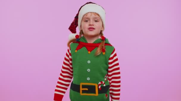 Missnöjd barn flicka jul alv gestikulerande händer med missnöje, skylla på scolding för misslyckande — Stockvideo