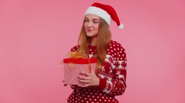 Kırmızı Noel kazaklı neşeli kız. Geyik hediye kutusu, alışveriş tatil indirimi.