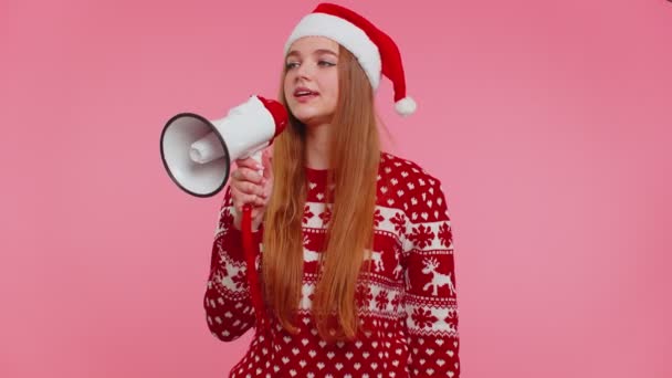 Flicka i jultröja skrika i megafon tillkännage rabatter försäljning shopping annons — Stockvideo