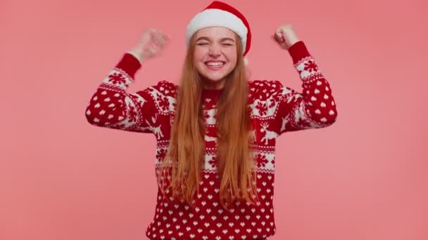 Vidám lány piros pulóverben Karácsonyi Mikulás kiabálás, ünneplő siker, győzelem, cél elérők — Stock videók