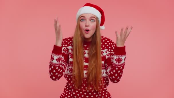 Tini felnőtt lány karácsonyi kalap felemeli a kezét meglepetés sokkolta a hirtelen győzelem, wow érzelem — Stock videók