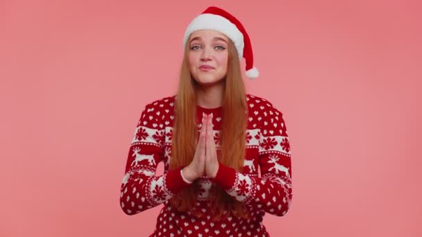 Chica en Navidad Santa suéter orando, mirando hacia arriba, pidiendo deseo, pidiendo con expresión de esperanza — Vídeos de Stock