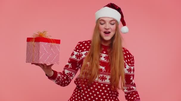 Donna in maglione di Natale che mostra scatola regalo e 20 per cento di sconto iscrizioni banner nota di testo — Video Stock