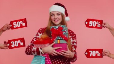Hediye kutuları tutan ve Noel indirimleri alan bir kız. Yazılar, alışveriş satışı.