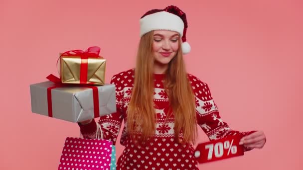 Frau im Weihnachtspulli zeigt Geschenkbox und 70 Prozent Rabatt-Aufschriften — Stockvideo