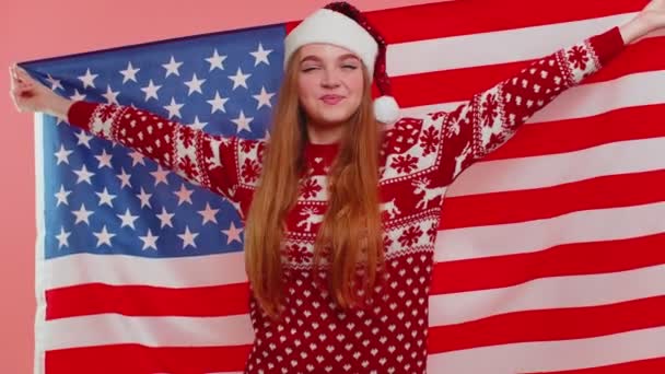 クリスマスの大人の女の子が手を振ってアメリカの国旗を包み、人権と自由を祝う — ストック動画