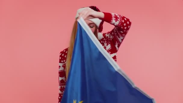 Chica en jersey de Navidad ondeando la bandera de la Unión Europea, sonriendo, aplaudiendo las leyes democráticas derechos humanos — Vídeos de Stock