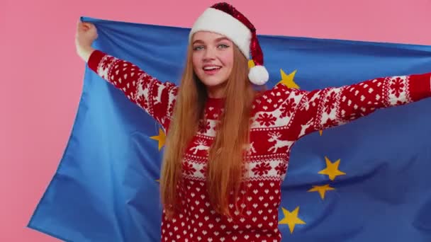 Kerstmeisje zwaaiend vlag van de Europese Unie, glimlachend, juichen democratische mensenrechten Europa vrijheden — Stockvideo