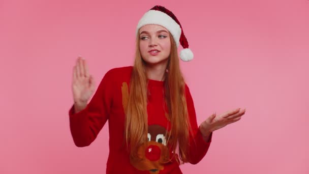 Jovem menina adulta em camisola de Natal ouvindo música, dançando disco brincando se divertindo — Vídeo de Stock