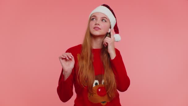 Mulher de camisola de Natal ouvindo música via fones de ouvido, dançando disco brincando se divertindo — Vídeo de Stock