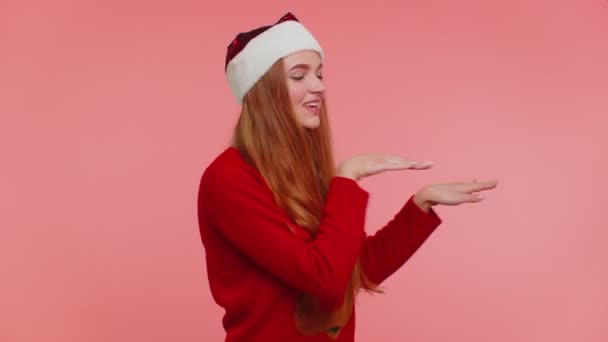 Adulto feliz linda chica en suéter de Navidad escuchando música, bailando disco tonterías alrededor de divertirse — Vídeos de Stock