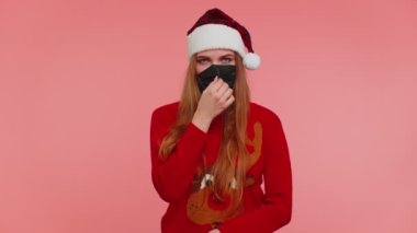 Karantina altındaki Coronavirus 'tan korunmak için yüz maskesi takan kırmızı kazaklı bir kadın.