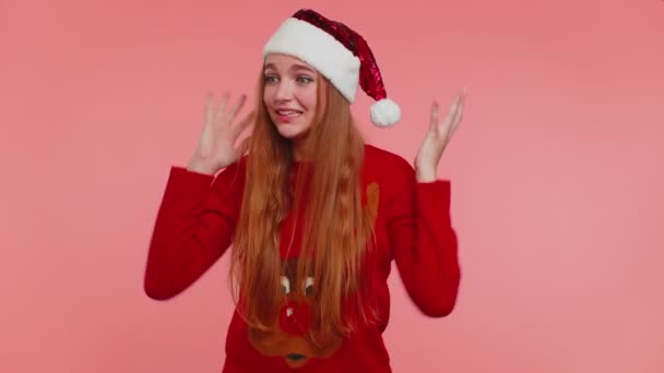 Karácsonyi lány találkozik a saját fóbiájával, bizonyíték horror esemény, sikoltozó hangosan kiborult — Stock videók