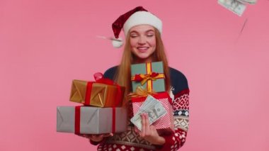 Noel kızı hediye kutuları tutuyor, para harcama konsepti, online alışveriş, nakit para düşüşü