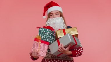 Noel Baba 'nın sahte sakallı kızı bir sürü Noel hediyesiyle heyecanlanan hediye kutularını görünce şaşırdı.