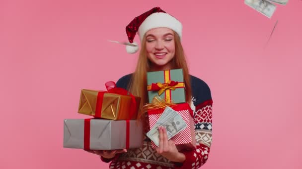 Christmas Girl sosteniendo cajas de regalo, concepto de gastar dinero, compras en línea, dólares en efectivo cayendo — Vídeo de stock