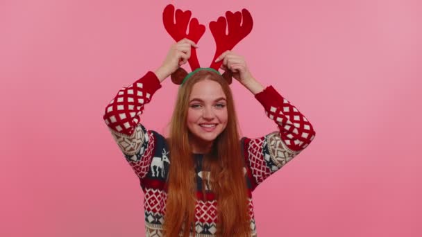 Fiatal felnőtt lány karácsonyi szarvas agancs hallgat zenét, tánc disco bolondozás körül szórakozás — Stock videók