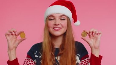 Altın bitcoin gösteren Noel kazaklı bir kız BTC kripto para yatırımı, madencilik geleceği