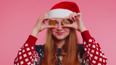 Altın bitcoin gösteren Noel kazaklı bir kız BTC kripto para yatırımı, madencilik geleceği