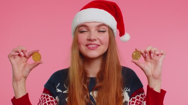 Menina em camisola de Natal mostrando bitcoins dourados BTC criptomoeda investimento em dinheiro, mineração futuro — Vídeo de Stock