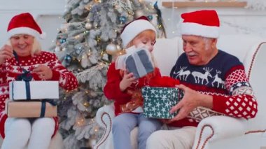 Torunum Noel hediyesi kutuları hazırlıyor. Hem de şaşırmış bir büyükbabayla.