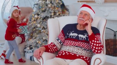 Torunum Noel Xmas hediye kutusunu evde şaşırmış, mutlu büyükbabaya hediye ediyor.