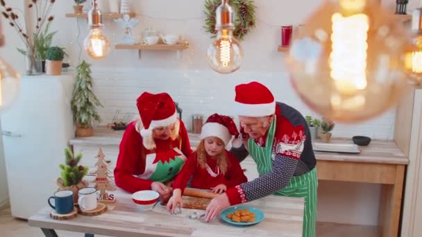 Abuelos con el nieto preparando, cocinar galletas caseras despliegue de masa, cocina de Navidad — Vídeo de stock