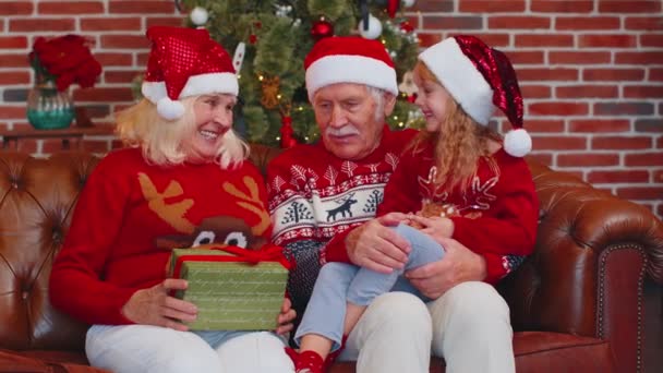 Happy starszych dziadków z wnuczką korzystających przyjemnej rozmowy w pokoju Bożego Narodzenia — Wideo stockowe