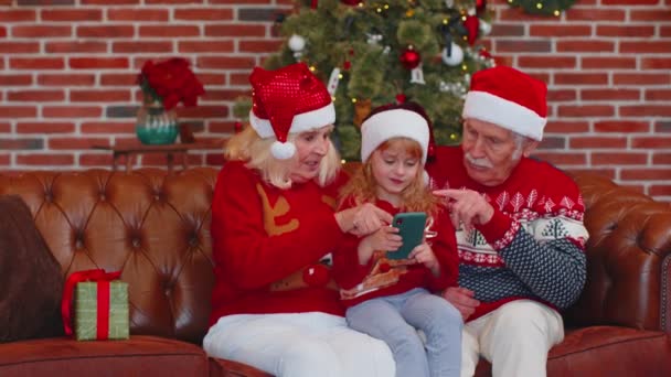 Senior familj morföräldrar, barnbarn köpa online julklappar på mobiltelefon, shopping — Stockvideo