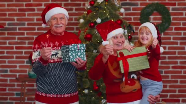 Senior famille couple grand-mère grand-père avec petite-fille tenant allumé Bengale lumières scintillant — Video