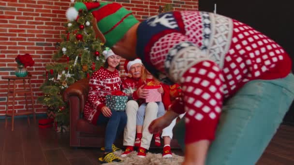 Multigenerational family taking selfie photo on timer mobile phone at decorated Christmas home — Stock Video