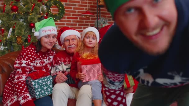 Człowiek ustawia timer na telefon komórkowy biorąc wielopokoleniowe selfie rodziny portret świętowanie Bożego Narodzenia — Wideo stockowe