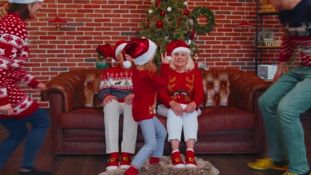 Keluarga multigenerasi mengambil foto selfie di telepon genggam di rumah Natal yang didekorasi — Stok Video