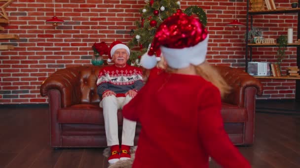 Riendo familia saludando con las manos hola, hola, saludo mientras toma selfie en el teléfono inteligente en casa de Navidad — Vídeo de stock