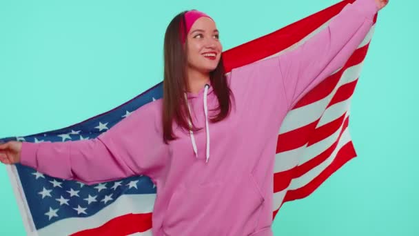 Jovencita alegre ondeando y envolviendo la bandera de Estados Unidos, celebrando, los derechos humanos y las libertades — Vídeos de Stock