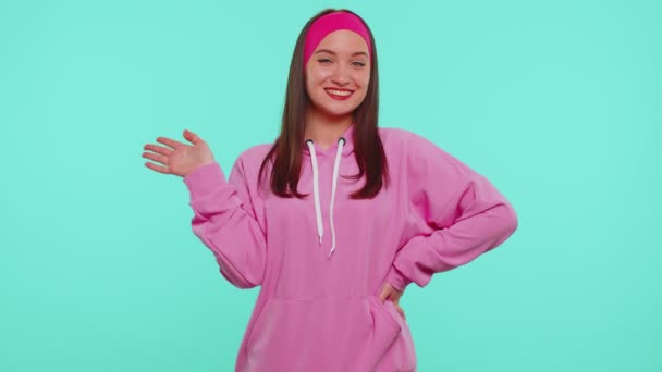 Dívka teenager úsměv přátelský na kameru a mává rukama gestikulující ahoj, ahoj nebo sbohem, vítání — Stock video