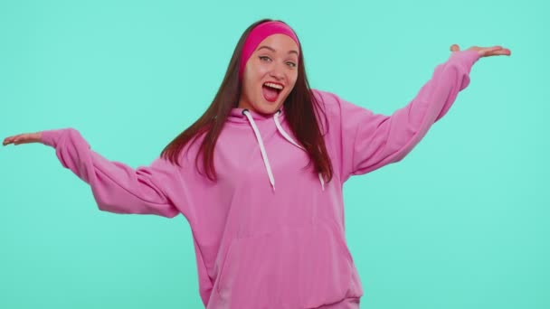 Portré boldog izgatott fiatal tini lány jelenik meg alulról, üdvözlő barátságos mosollyal — Stock videók