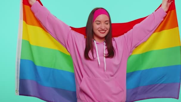 Wesoły słodkie dziewczyna uśmiecha się z tęczą LGBT flaga świętować parada pokazać tolerancję ten sam seks małżeństwa — Wideo stockowe