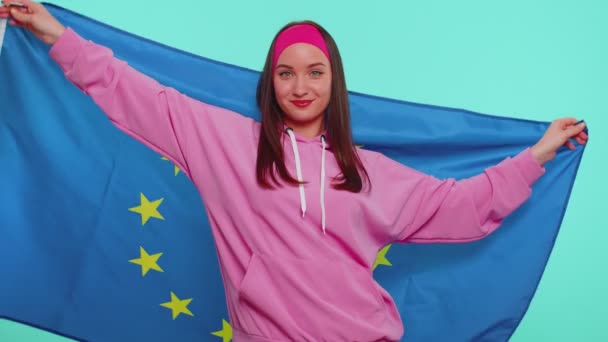 Flot teenager pige vinker Den Europæiske Unions flag, smilende, jublende demokratiske love menneskerettigheder friheder – Stock-video