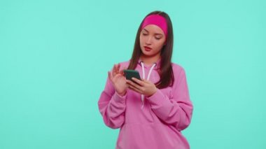 Web 'de yeni gönderi yazan cep telefonu kullanan kız, SMS iletisi, gezinme, sosyal ağların bağımlılığı