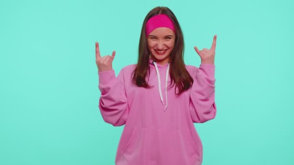 Nadšení dospívající dívka ukazuje rock n roll gesto rukama, cool znamení, křičí jo s bláznivou tváří — Stock video