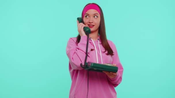 Alegre adolescente secretaria hablando en cableado vintage teléfono de los años 80, dice hey me llamas de nuevo — Vídeos de Stock