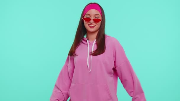 Menina atraente alegre em óculos de sol ouvir música e dançar disco brincando se divertindo — Vídeo de Stock