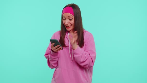 Szczęśliwy podekscytowany dziewczyna używać telefonu komórkowego powiedzieć wow tak okazało się wielkie zwycięstwo wiadomości robi gest zwycięzca — Wideo stockowe