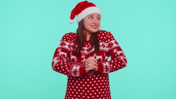크리스마스 산타 스웨터를 입고 선물 상자를 받고 놀란 행복을 표현하는 즐거운 소녀 — 비디오
