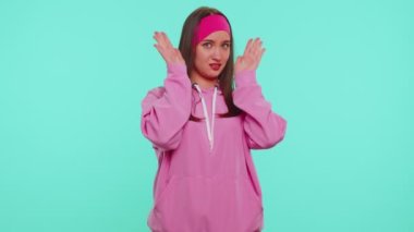Pembe kapüşonlu öğrenci gözlerini kapatıyor. Durma hareketi gösteriyor. Kafası karışmış, izlemekten korkuyor.