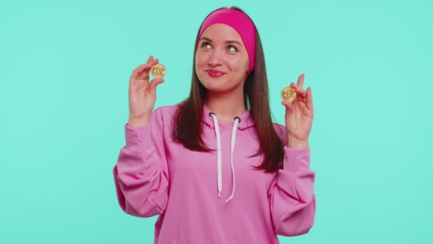 Chica adolescente mostrando bitcoins de oro, carrera, inversión criptomoneda, minería, tecnología futura — Vídeos de Stock