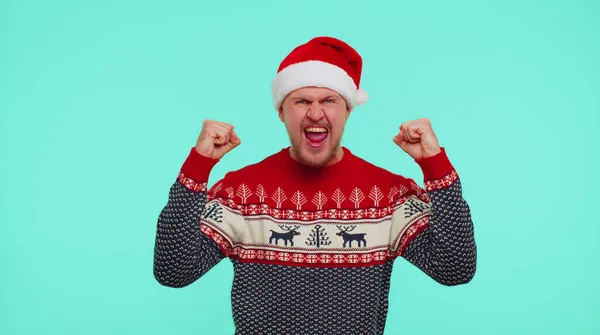 赤いセーターの陽気な男クリスマスサンタ叫んで、成功を祝い、勝利を収め、目標達成者 — ストック写真