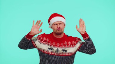 Kazaklı çılgın adam Noel şapkası takıyor, dil gösteriyor, aptal suratlar yapıyor.